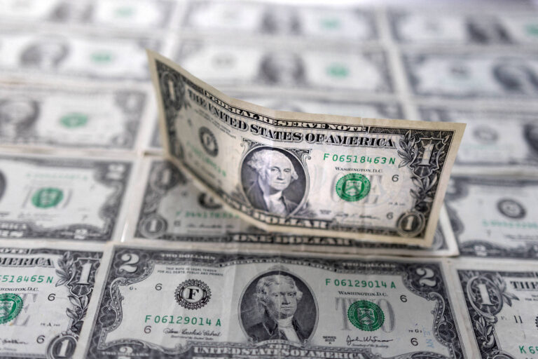 Dólar apresenta leve alta em meio a avaliação de dados do IPCA-15