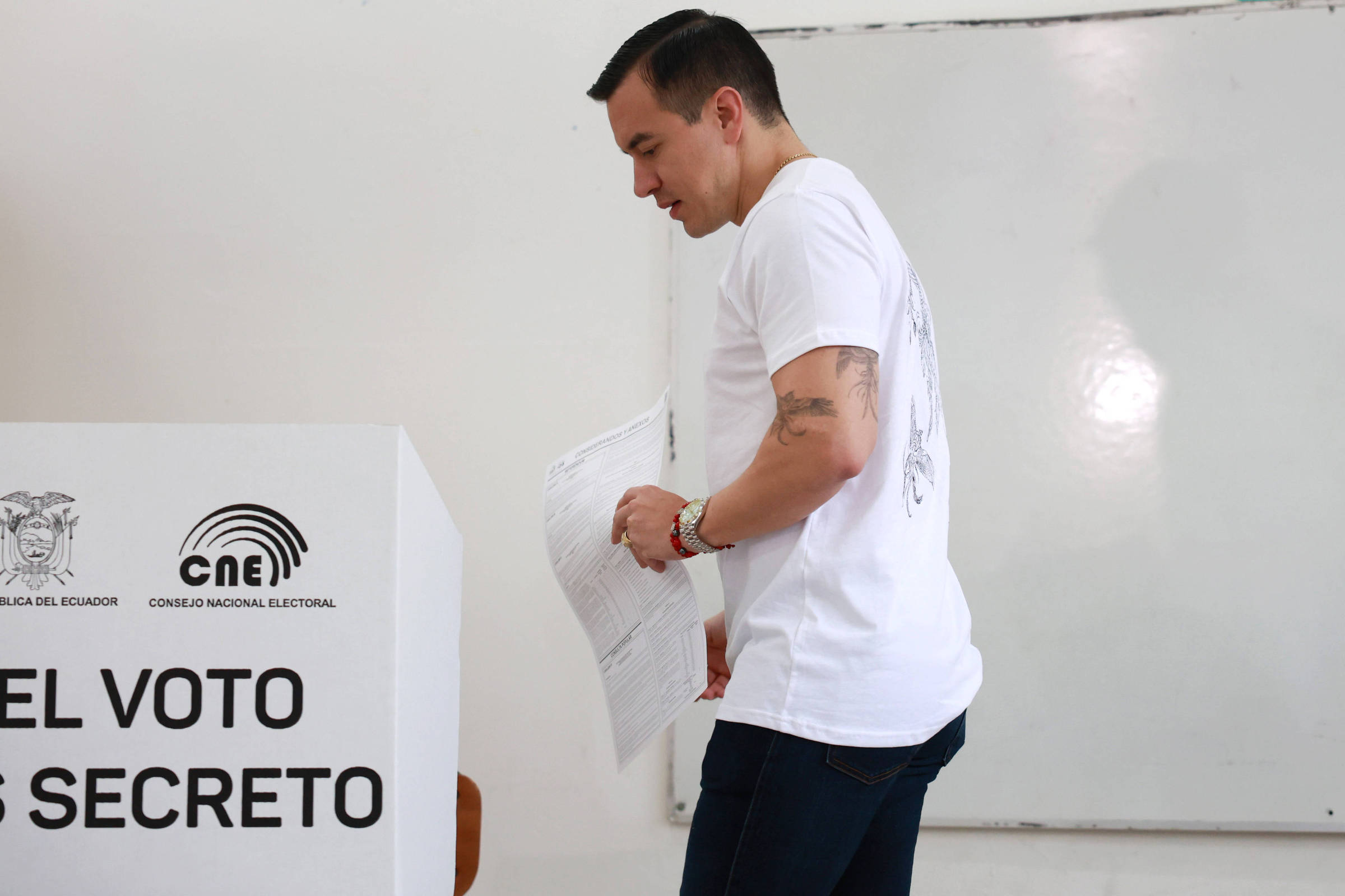 Daniel Noboa exonera ministros após rejeição a bases militares no Equador