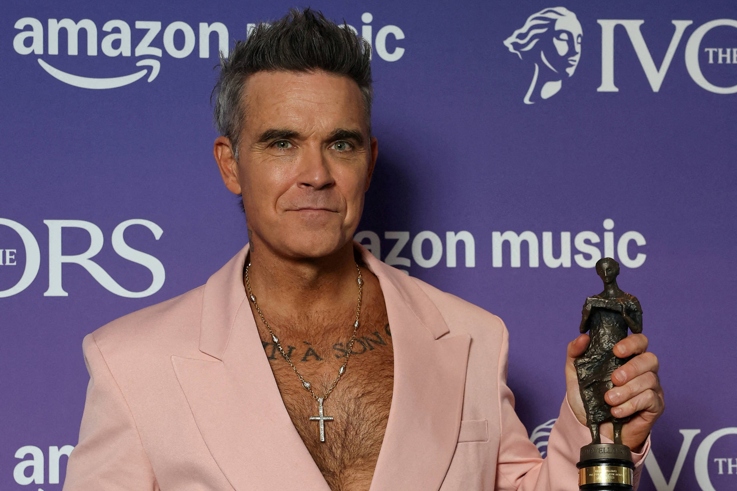Robbie Williams alerta sobre riscos de medicamentos para emagrecimento