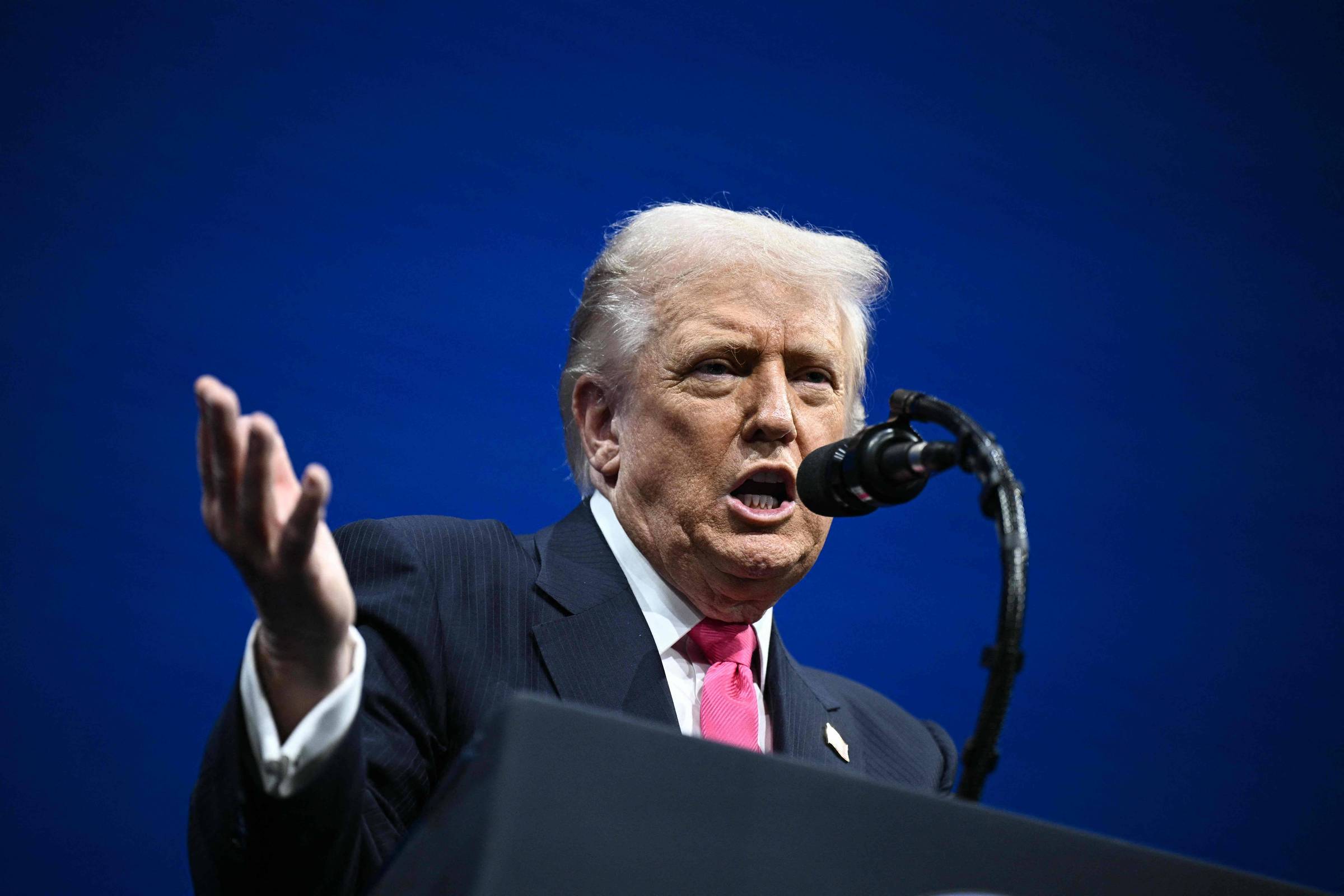 Trump critica presidente do Fed e expressa desejo de demiti-lo