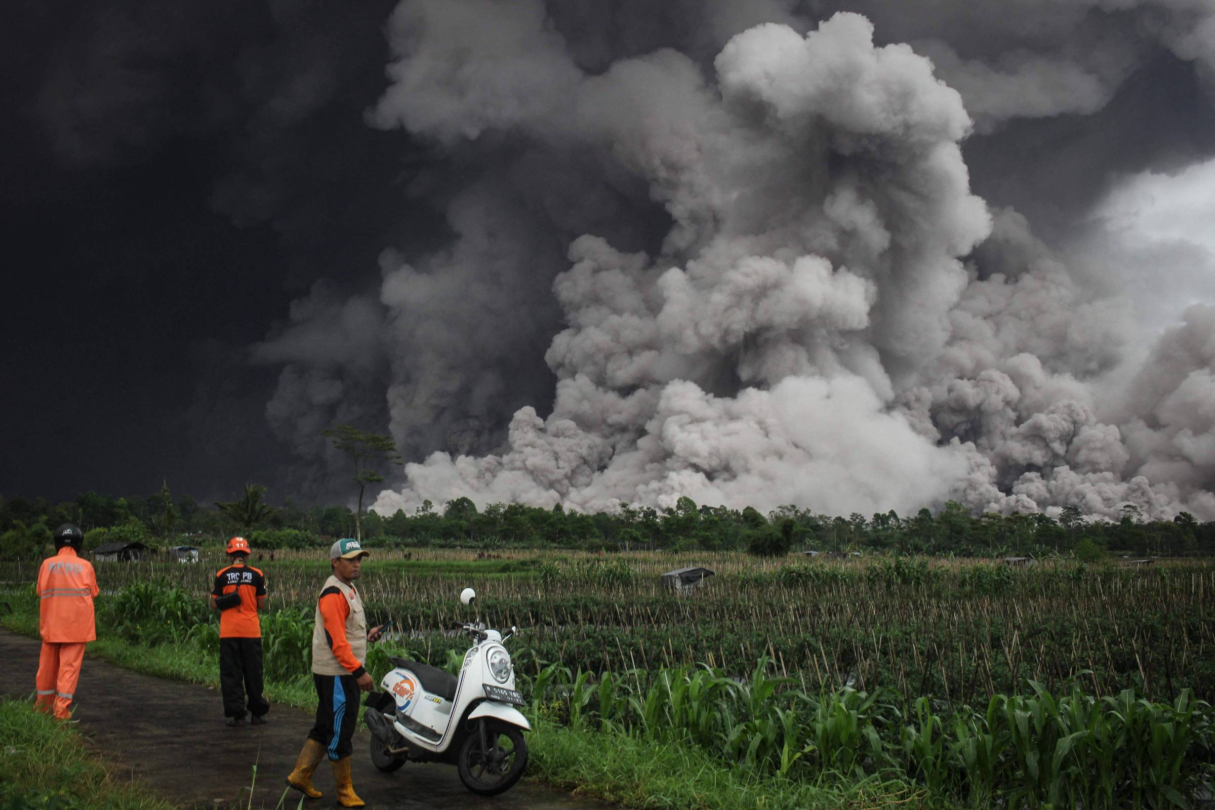 Erupção do monte Semeru na Indonésia desloca mil pessoas para abrigos