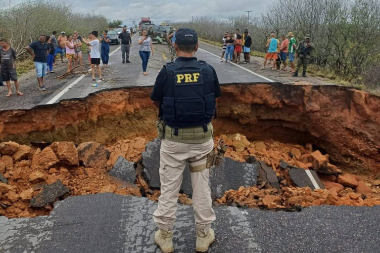 Interdição total na BR-116 devido a cratera na Bahia