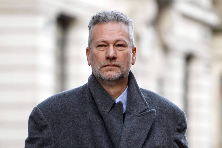 Ex-eurodeputado britânico condenado a dez anos por suborno pró-Rússia