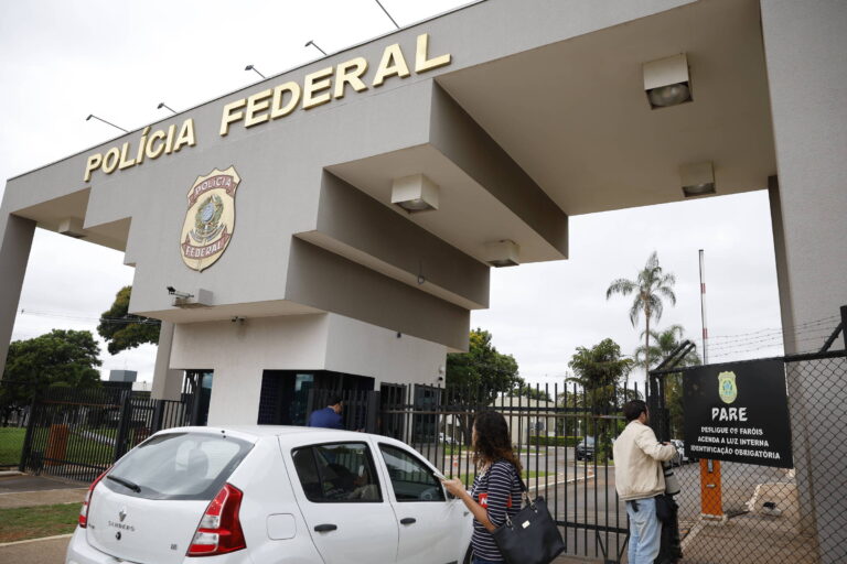 Dólar inicia semana em leve queda após prisão de Bolsonaro