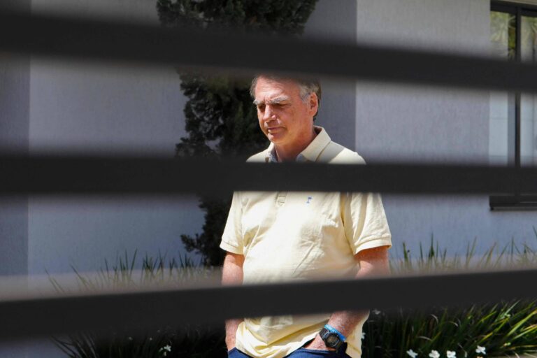 Médicos de Bolsonaro relatam confusão mental e suspendem medicamento
