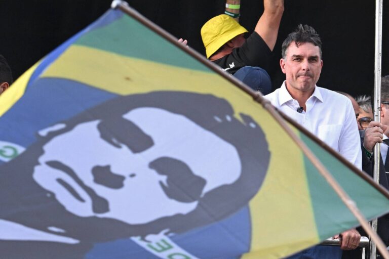 Pressão sobre Flávio Bolsonaro após prisão do pai e possíveis candidaturas em 2026