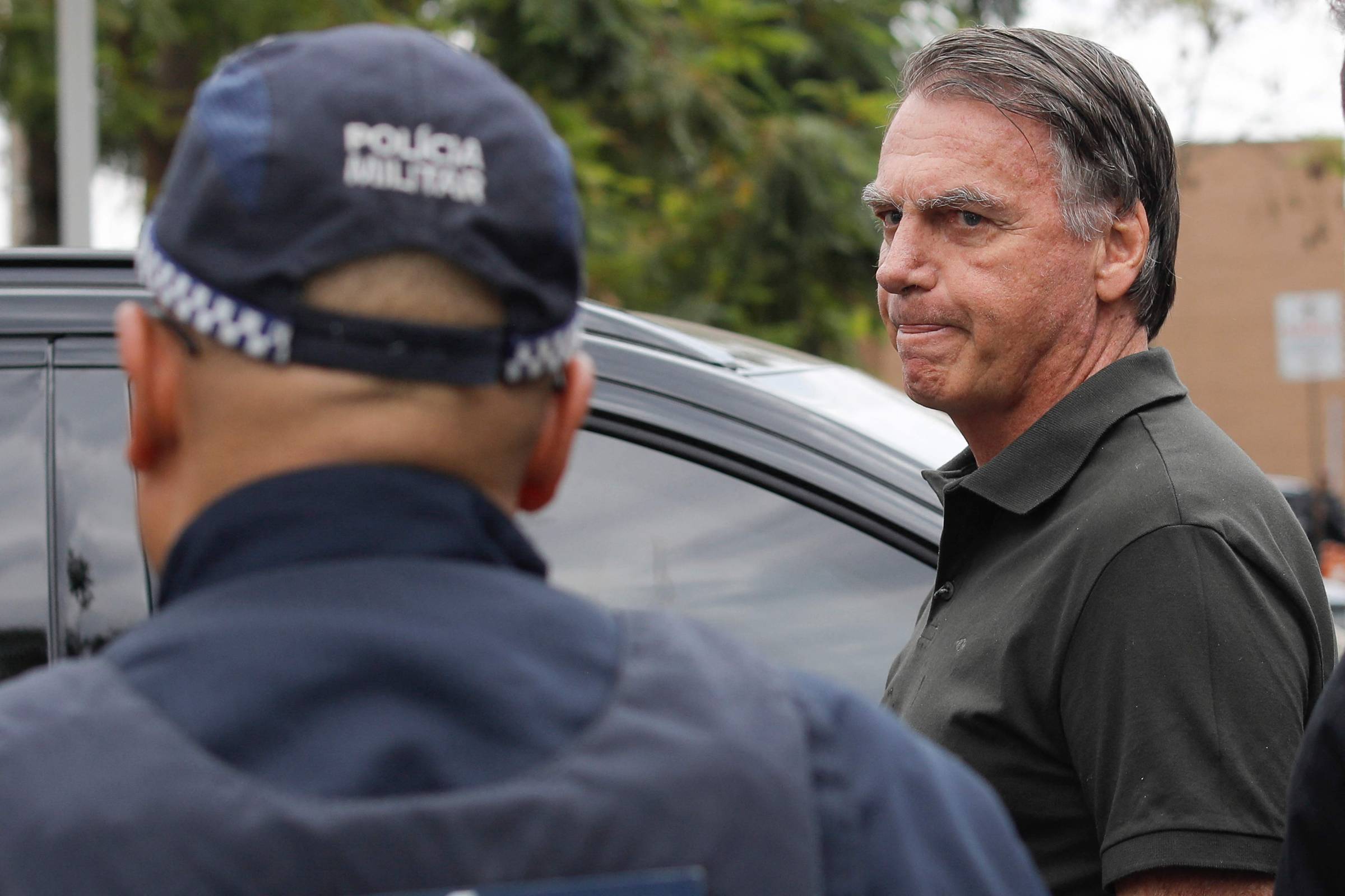 Bolsonaro teria tentado abrir tornozeleira eletrônica com ferro de solda, diz relatório