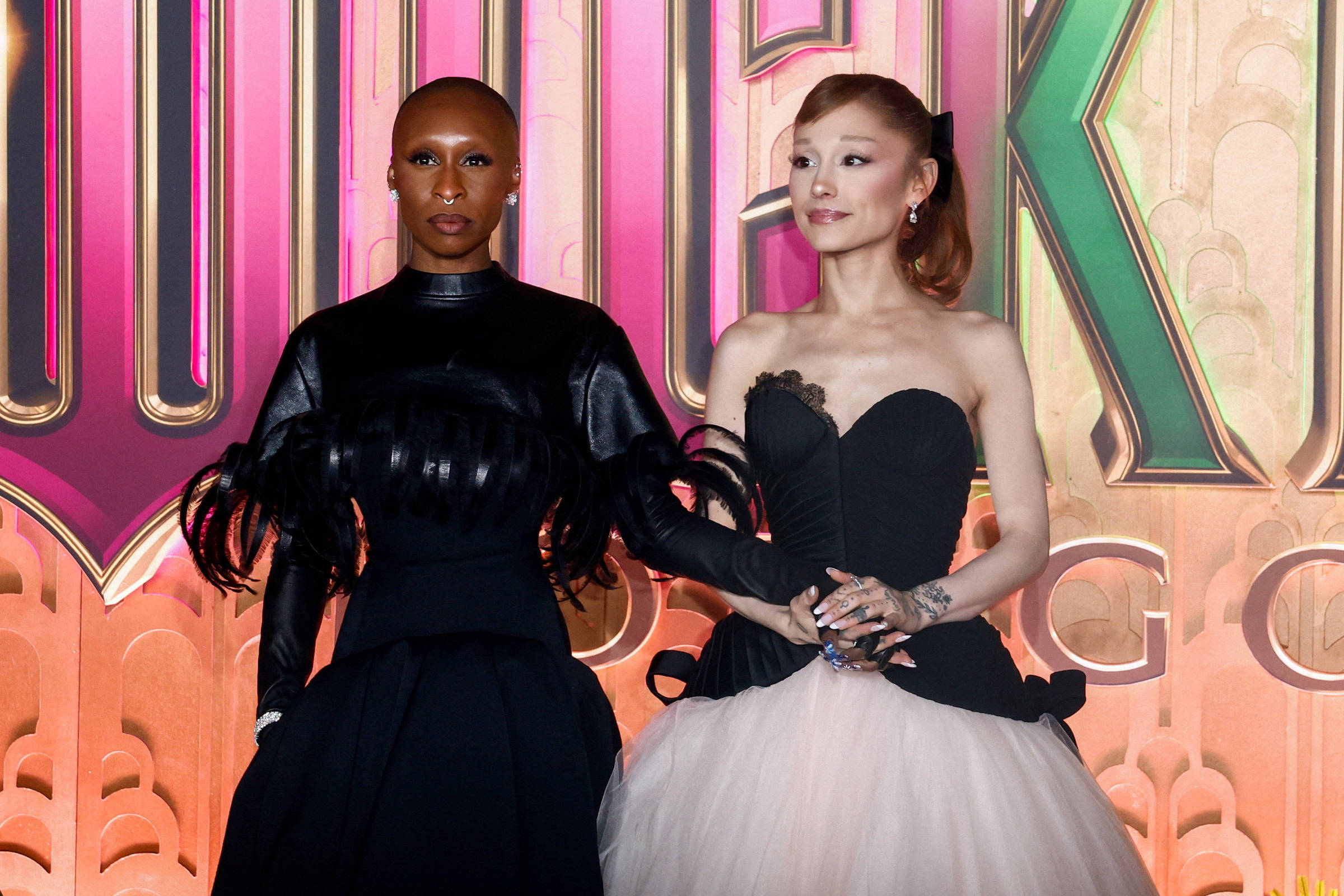 Homem banido de Singapura após incidente com Ariana Grande em ‘Wicked’