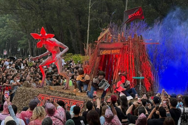 Parada Estranha no Ibirapuera reúne fãs de 'Stranger Things'
