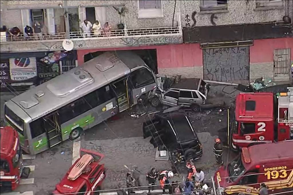 Acidente entre micro-ônibus e veículos deixa feridos na zona norte de SP