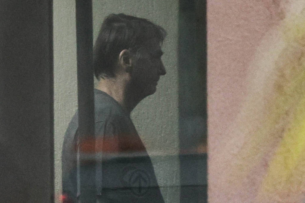 Bolsonaro tem salário suspenso após condenação no STF