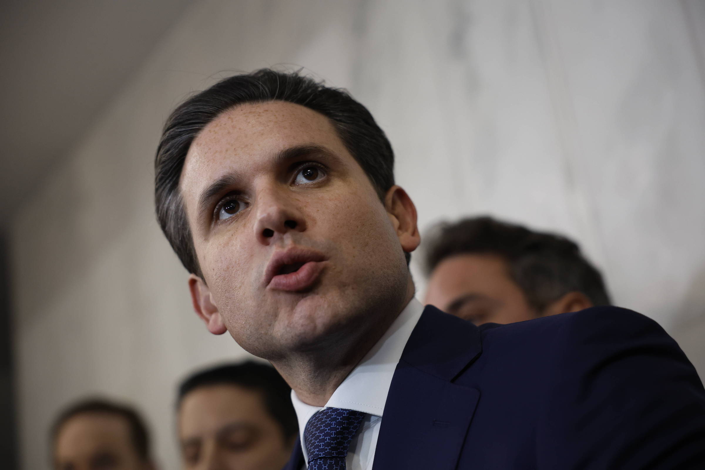 Hugo Motta forma bloco com 275 deputados e isola PT e PL