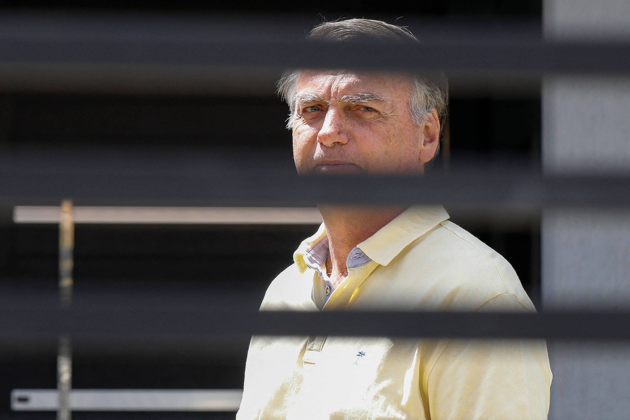 Decisão do STF consolida base para prisão de Bolsonaro, mas gera controvérsias jurídicas
