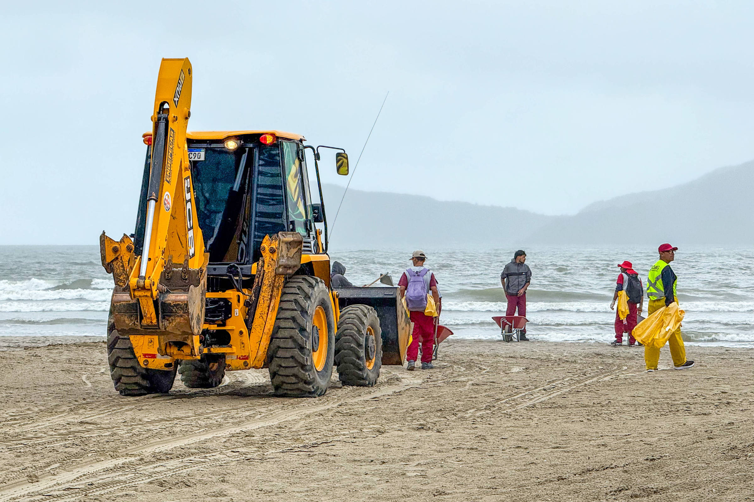 Balneário Camboriú realiza peneiramento da areia da praia após macrodrenagem