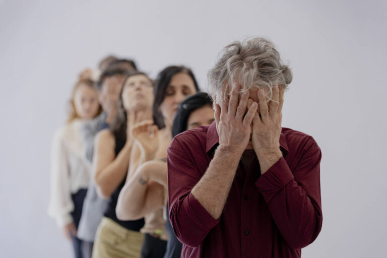 Peça do Grupo Galpão aborda cegueira moral com espectadores vendados
