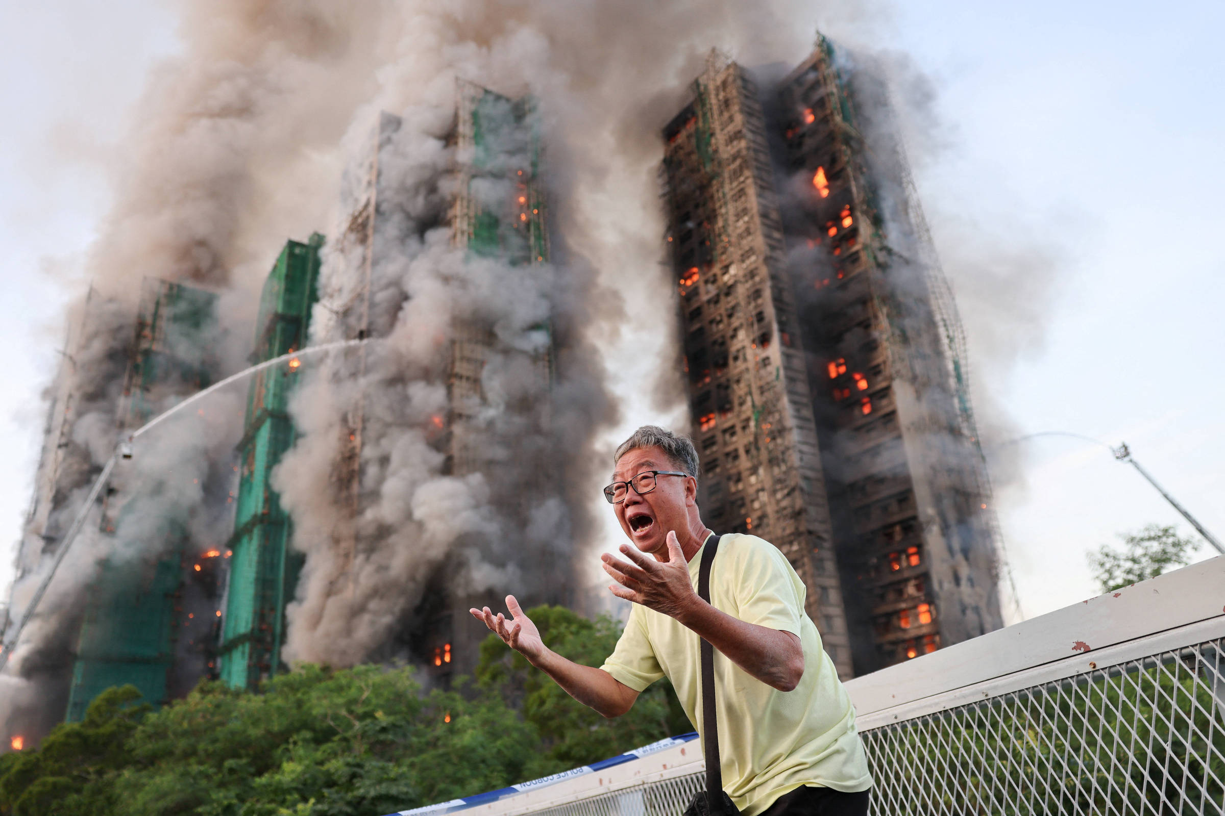 Incêndio em conjunto habitacional em Hong Kong causa quatro mortes