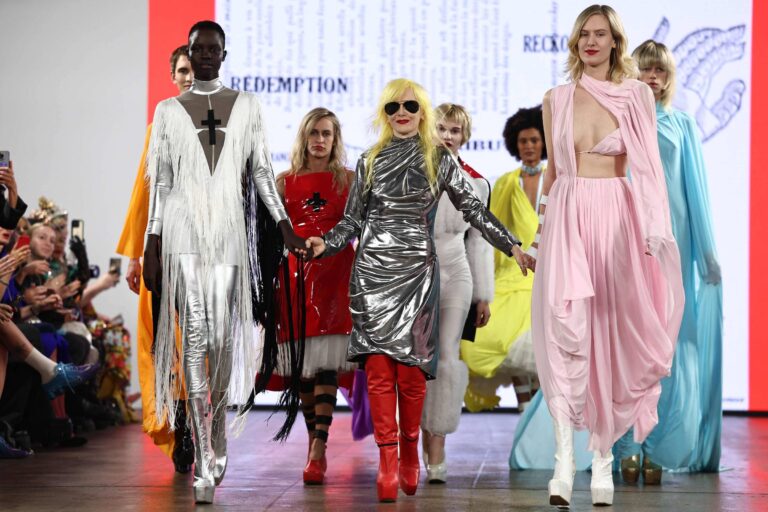 Falece a estilista britânica Pam Hogg, conhecida por vestir ícones da moda