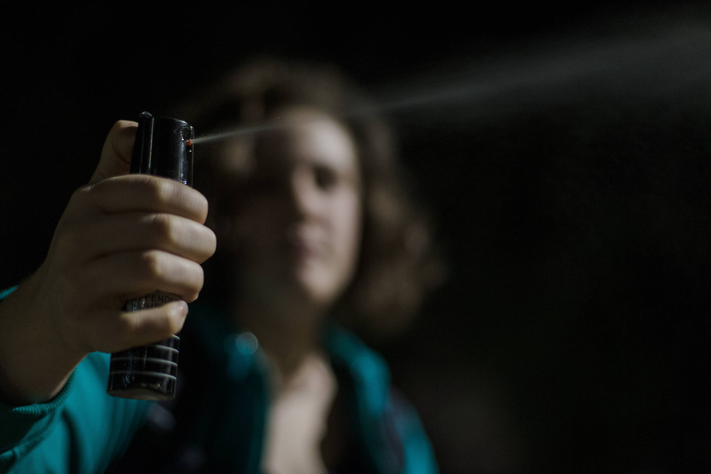 Spray de pimenta autorizado para mulheres no RJ gera preocupações de segurança