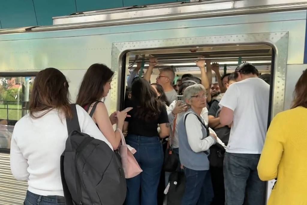 Falha na sinalização provoca lentidão nos trens da linha 9-esmeralda