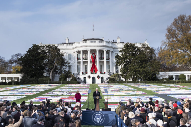 Decisão do governo Trump marca o Dia Mundial da Luta Contra a Aids