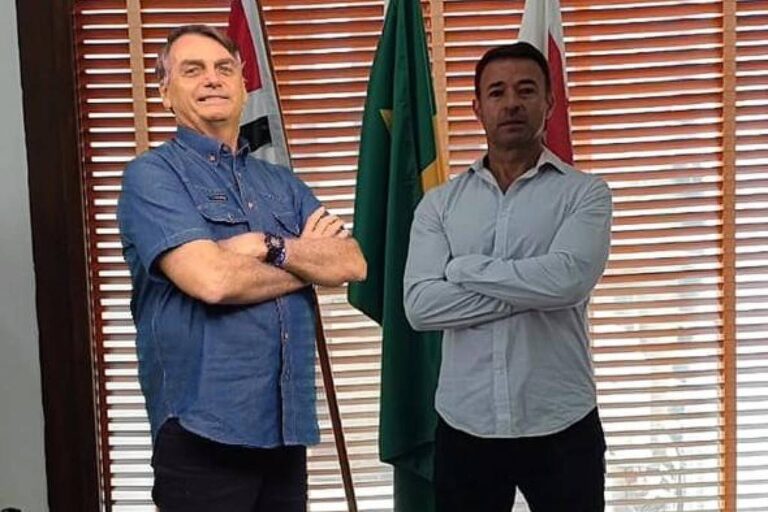 Estratégias do PL para campanha eleitoral sem Bolsonaro incluem bonecos e IA