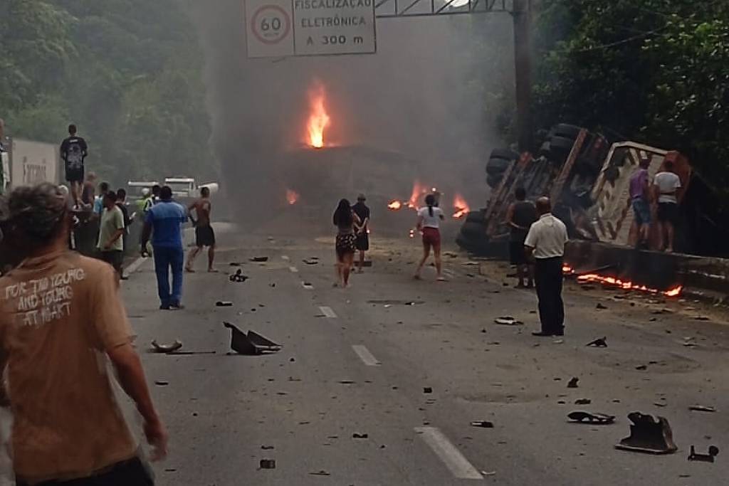 Dois mortos em colisão de caminhões na rodovia Anchieta