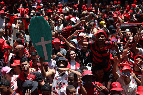 Torcedores do Flamengo lotam o Centro do Rio para receber a taça da Libertadores