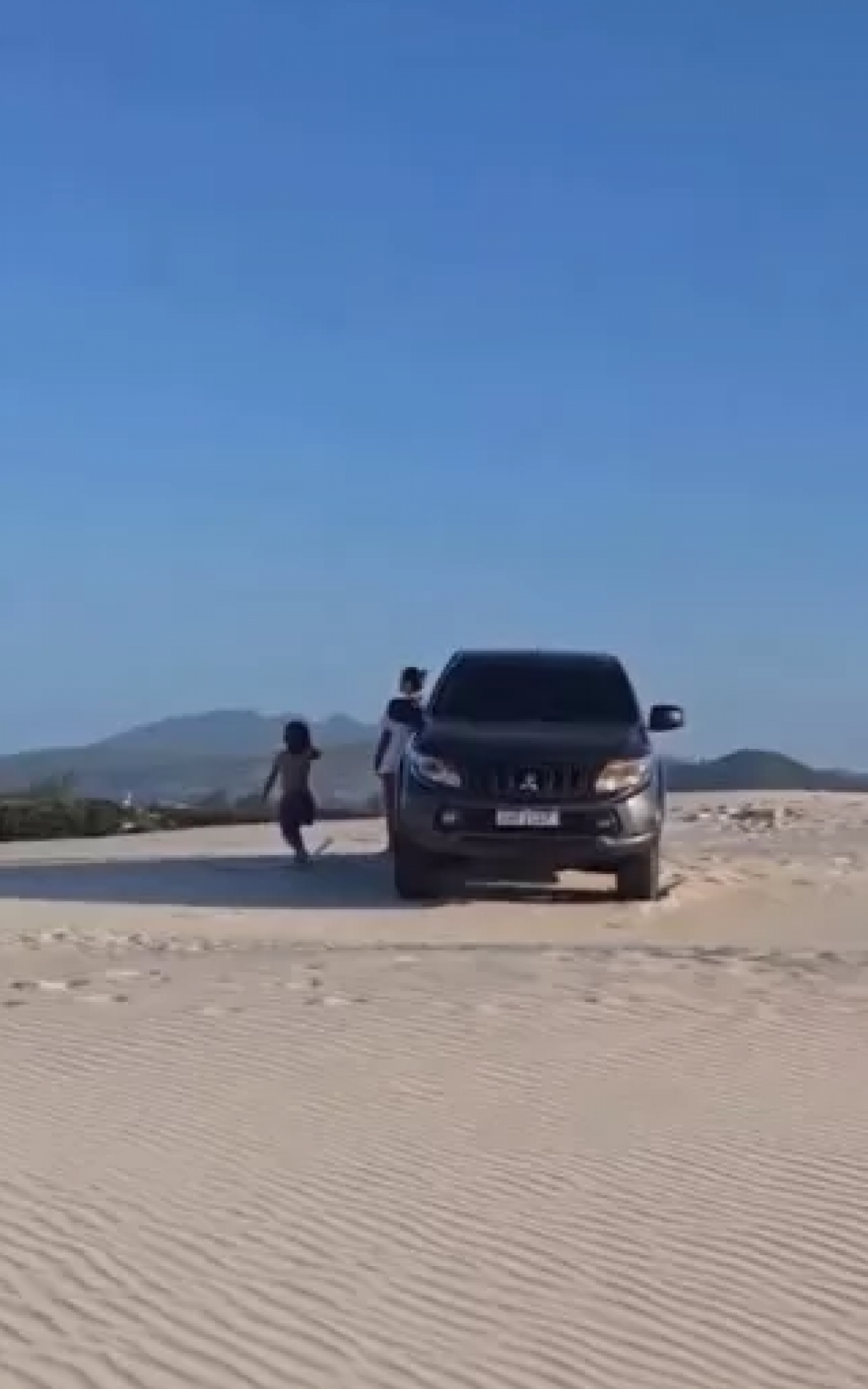 Crime Ambiental: Caminhonete invade Duna Mãe e causa indignação em Cabo Frio