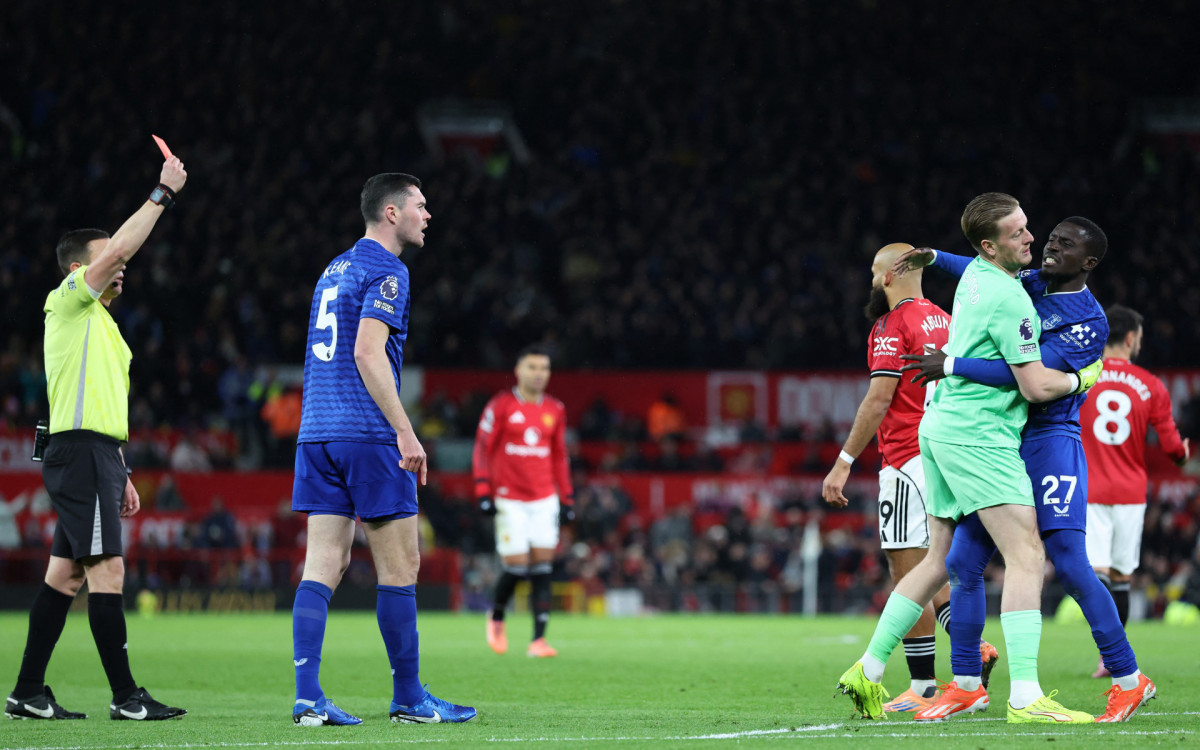 Gueye se arrepende e pede desculpas após agressão a companheiro em jogo do Everton