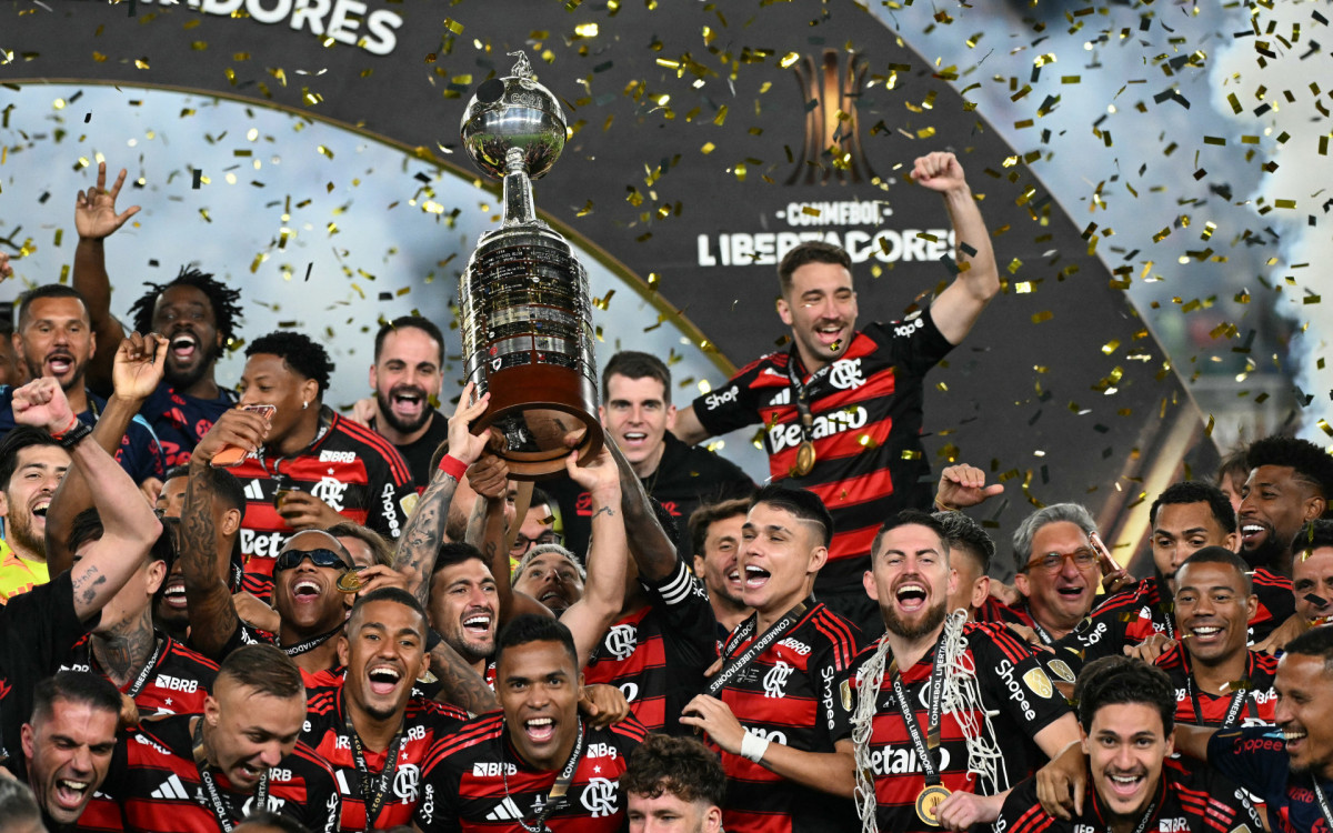 Zico Exalta Tetracampeonato do Flamengo na Libertadores: ‘Orgulho e Tradição’