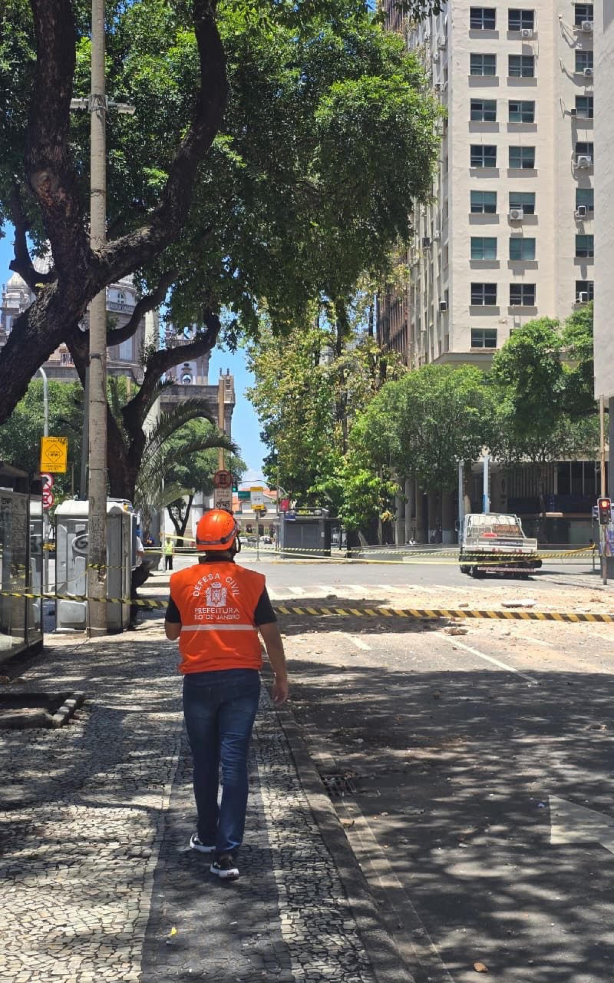 Queda de Reboco Interdita Avenida Presidente Vargas no Rio; Defesa Civil Age