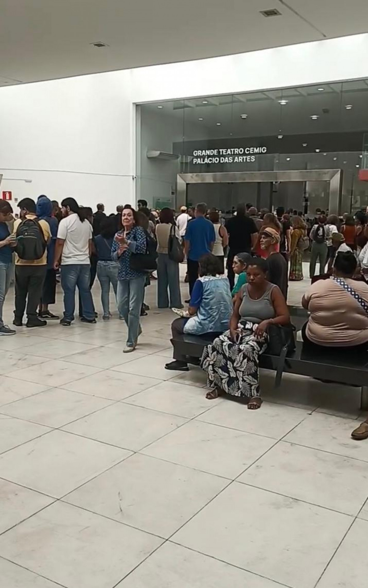 Belo Horizonte se despede de Lô Borges em cerimônia emocionante no Palácio das Artes