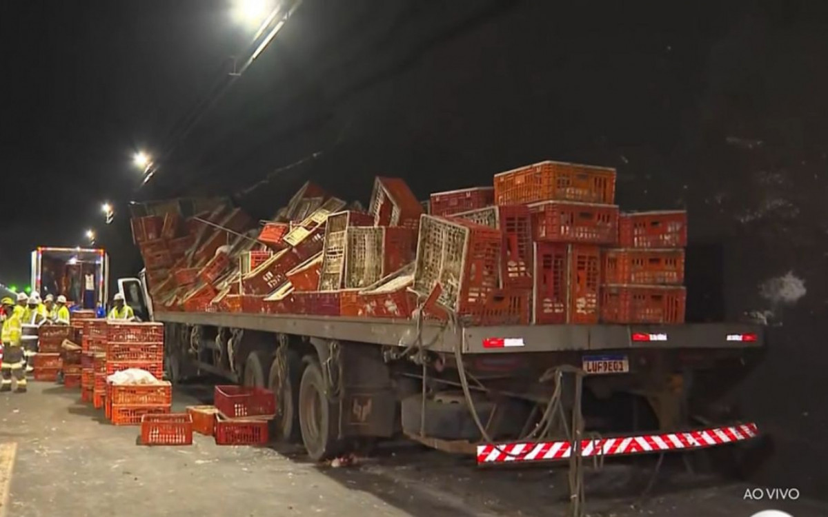 Caos na Linha Amarela: Caminhão de galinhas tomba no Túnel da Covanca e interdita via
