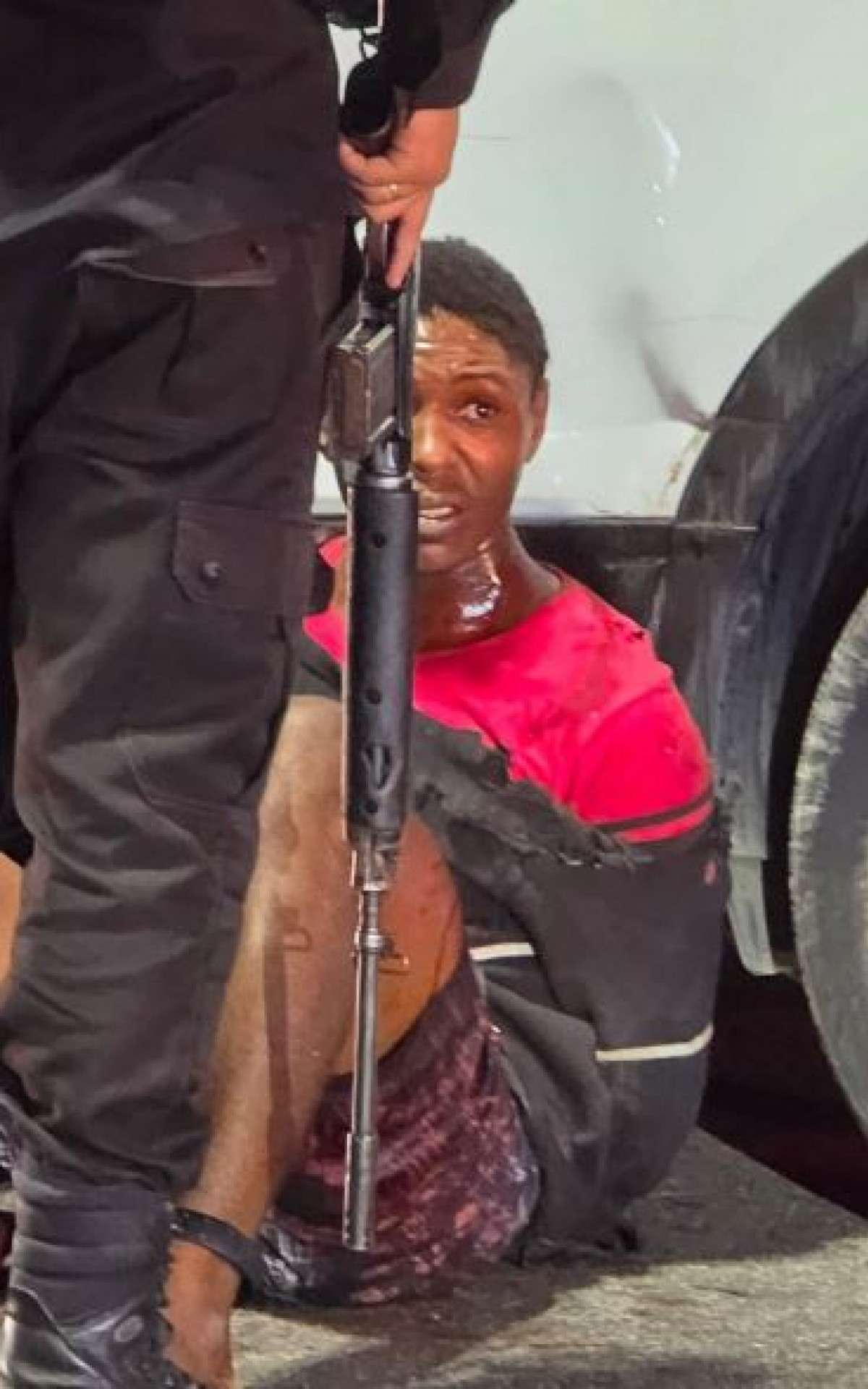 Perseguição policial em Madureira termina em capotagem e prisão de criminoso