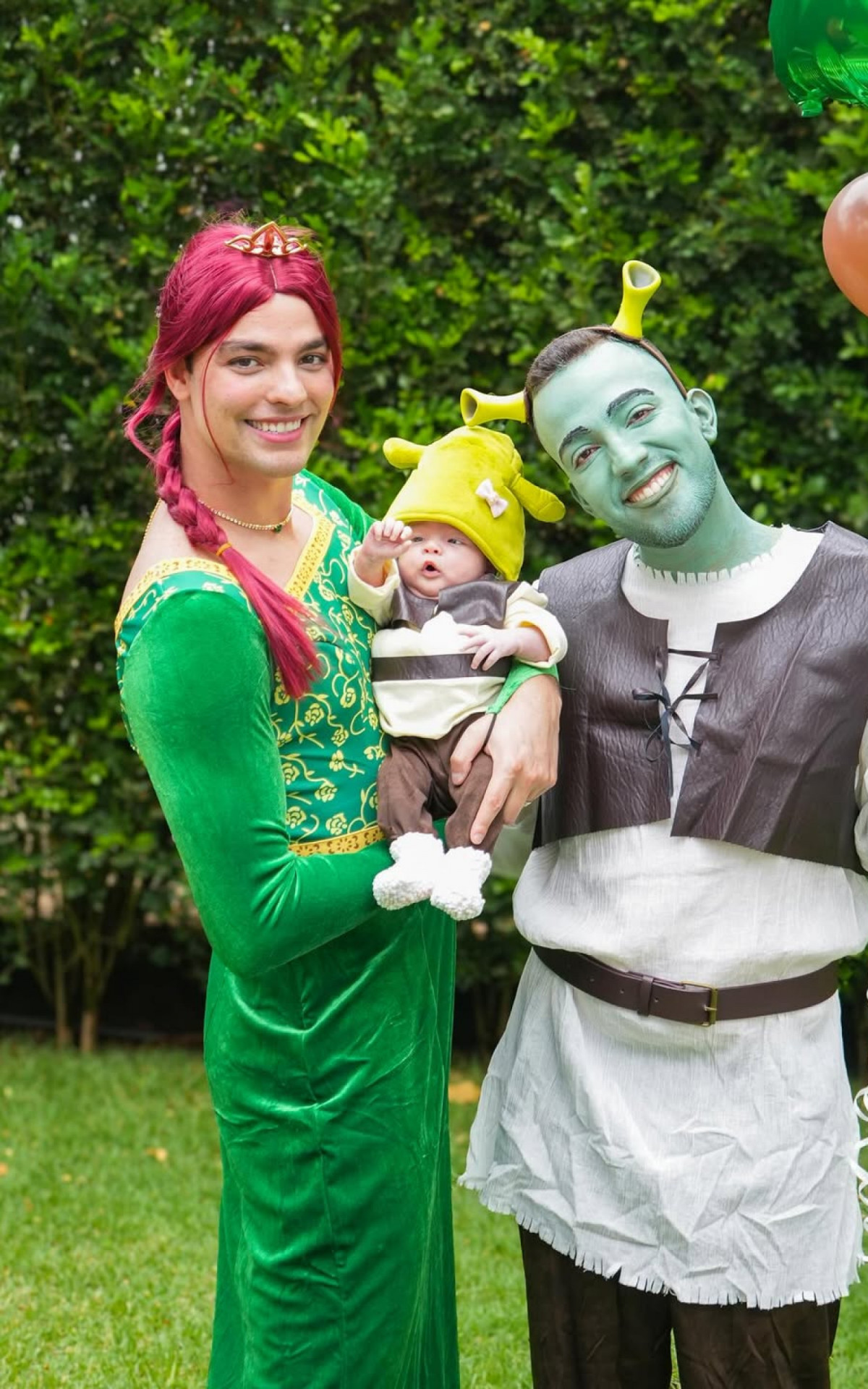 Mesversário Temático: Lucas Rangel e Lucas Bley celebram o primeiro mês da filha Mia com festa inspirada em ‘Shrek’