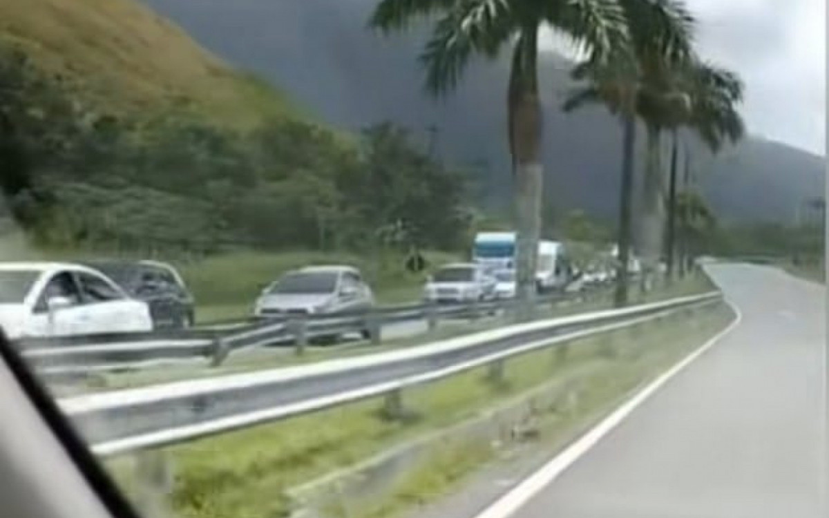 Feriado da Consciência Negra: Congestionamento e Acidentes Marcam Início da Operação na Rio-Santos