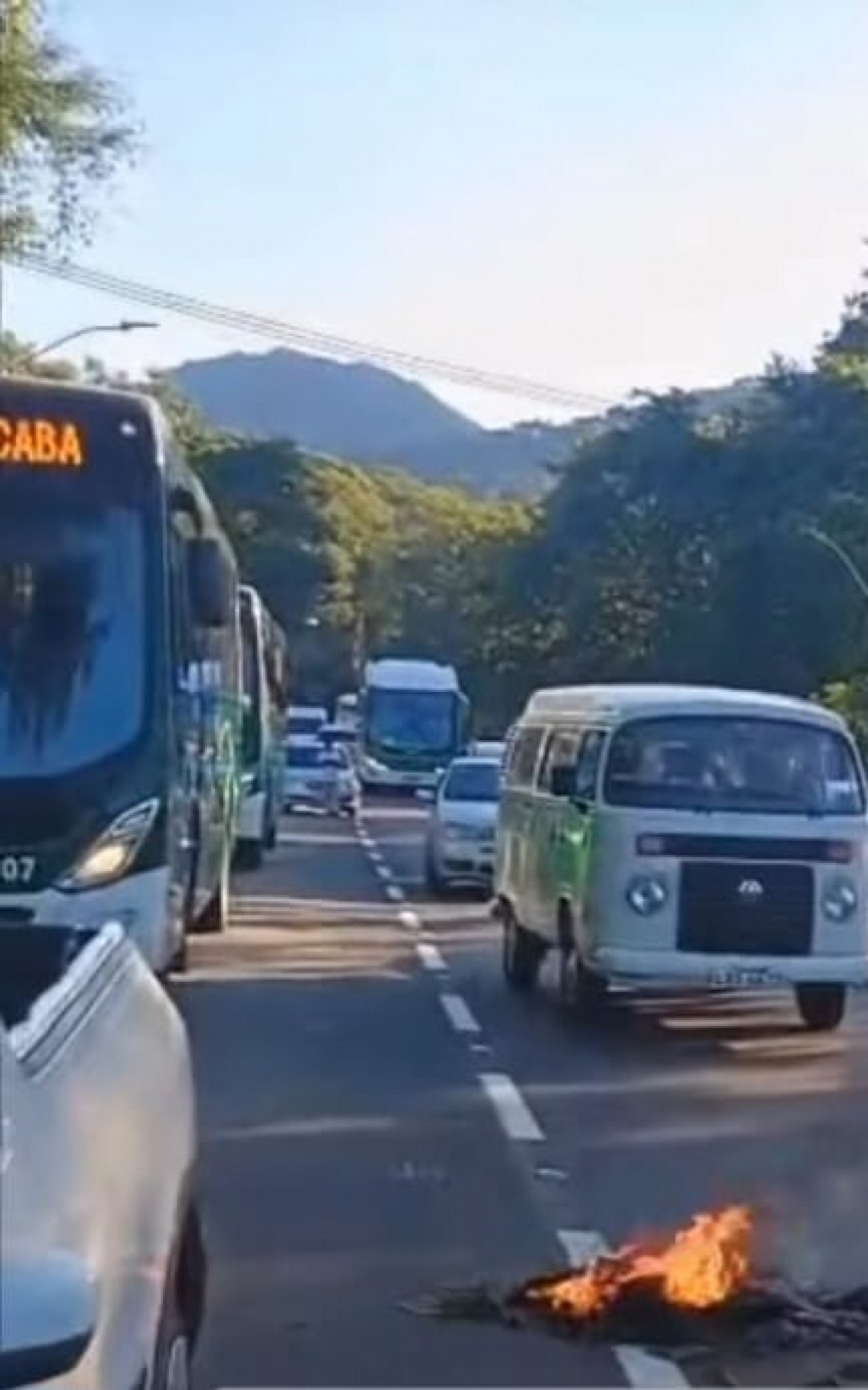 Moradores do Bracuí bloqueiam Rio-Santos em protesto por auxílio prometido após chuvas