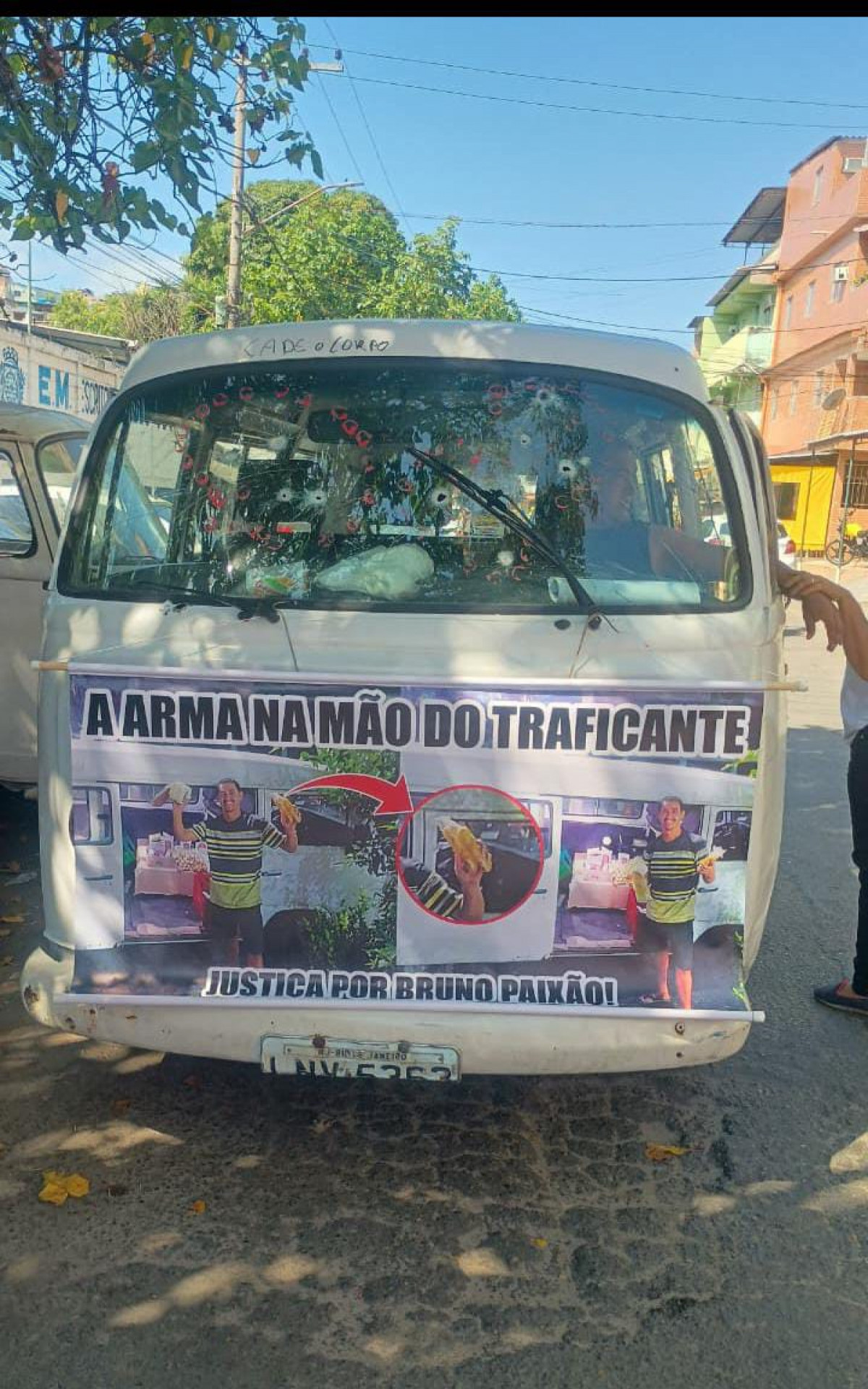 Protesto e Controvérsia marcam Velório de Vendedor Morto em Operação Policial na Maré