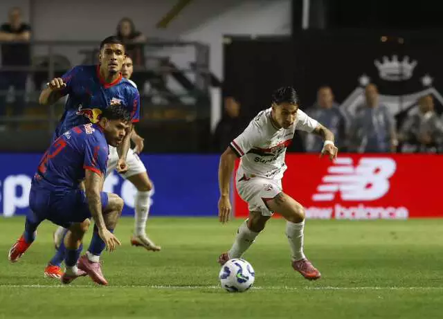 Bragantino surpreende São Paulo na Vila Belmiro e respira no Brasileirão