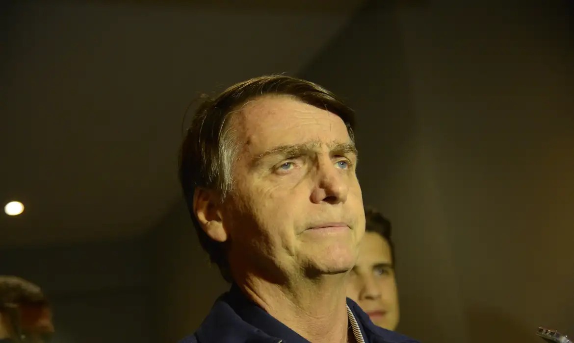 Defesa de Bolsonaro Busca Prisão Domiciliar Humanitária no STF; Moraes Analisa
