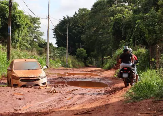 Chuva e Lama ‘Engolem’ Carro em Rua da Chácara dos Poderes: Moradores Sofrem com Alagamentos Recorrentes