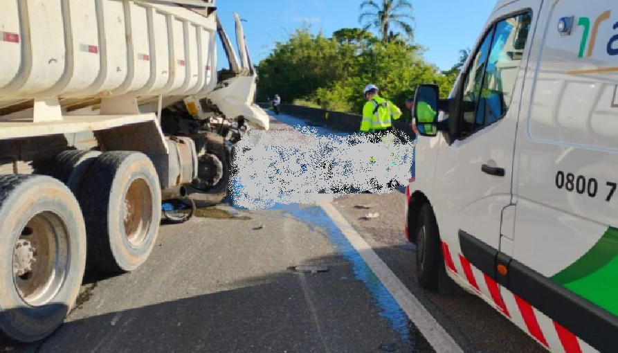 Tragédia na BR-101 em Biguaçu: Acidente entre caminhões deixa um morto e causa longo congestionamento