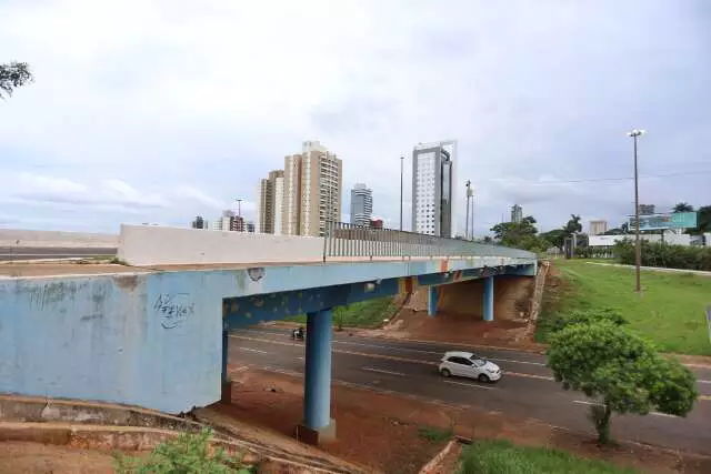 Alerta no Viaduto da Afonso Pena: Falha em Grade Eleva Risco de Acidentes e Suicídios