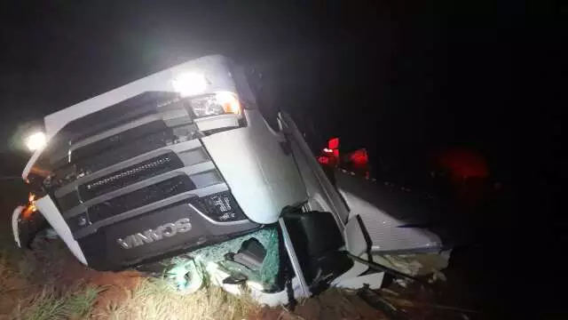 Tragédia na MS-240: Capotamento de caminhão mata motorista e fere passageira; álcool e drogas são suspeitos