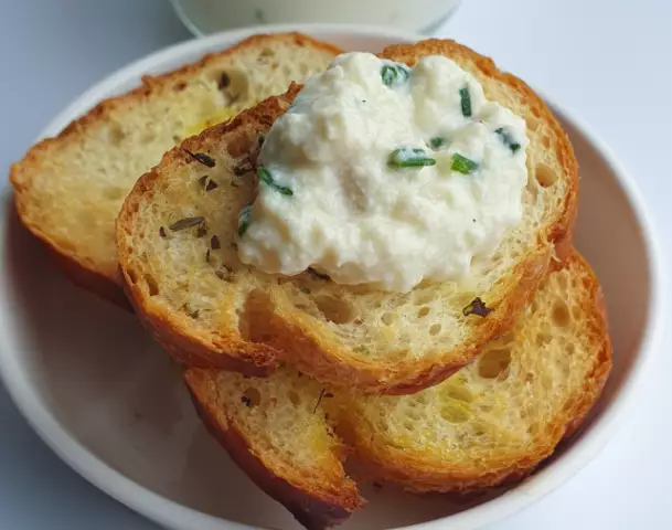 Transforme Tofu Sem Graça em um Delicioso Patê Cremoso com Alho Assado
