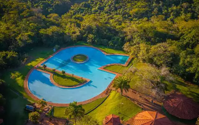 Costa Rica Troca Hotel por Limpeza de Piscinas: Licitação de R$ 538 Mil Surpreende Após Desistência de Contrato Hoteleiro