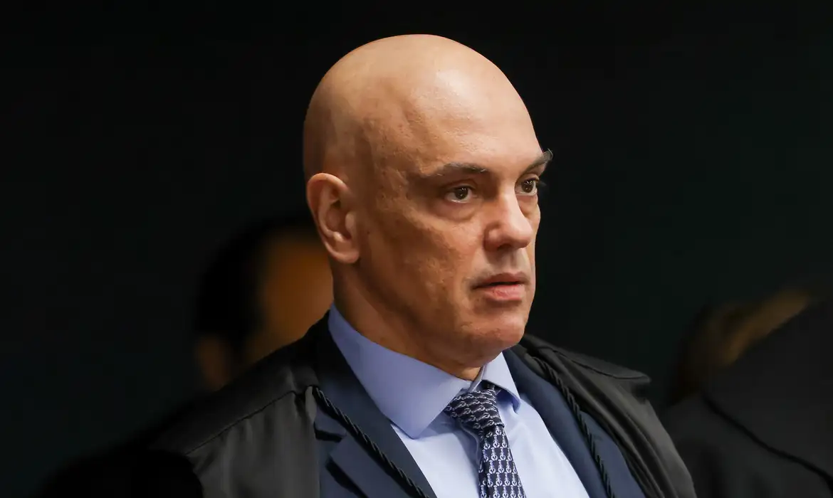 Moraes Justifica Prisão de Bolsonaro Citando Risco de Fuga e Vigília como Ameaça