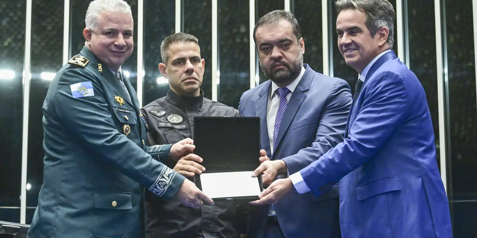 Congresso Nacional Presta Homenagem a Policiais Mortos em Controvertida Operação no Rio de Janeiro