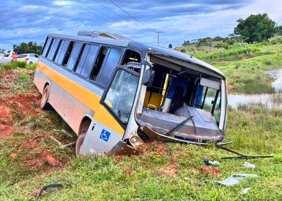Ônibus Escolar Desgovernado Cai em Açude Após Falha Mecânica em Plácido de Castro