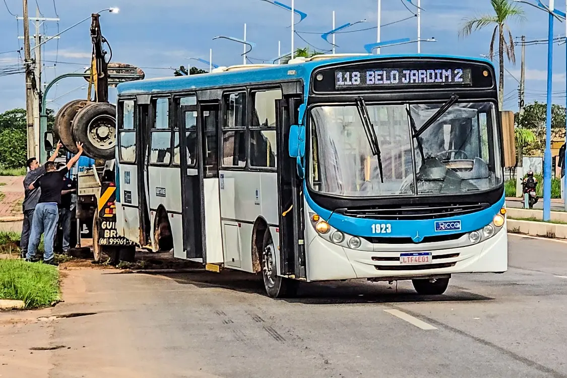 Ônibus da Ricco Transportes Perde Eixo e Interrompe Tráfego na Via Chico Mendes
